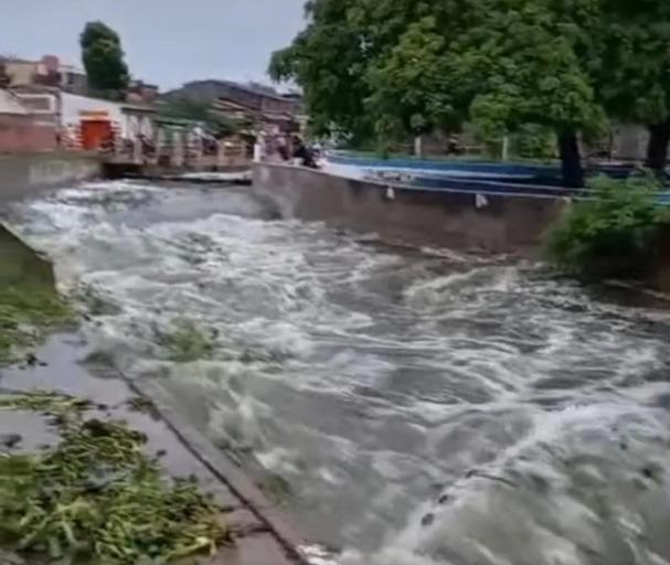 Açude Grande de Cajazeiras atinge cota máxima e sangra após fortes chuvas de 113 mm na região 