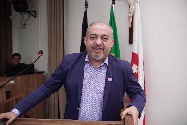 Alysson Voz Violão propõe debate sobre universidade federal e homenagens