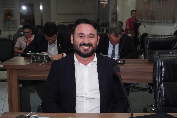 Fábio Borges cobra pavimentação, término de praça e iluminação rural