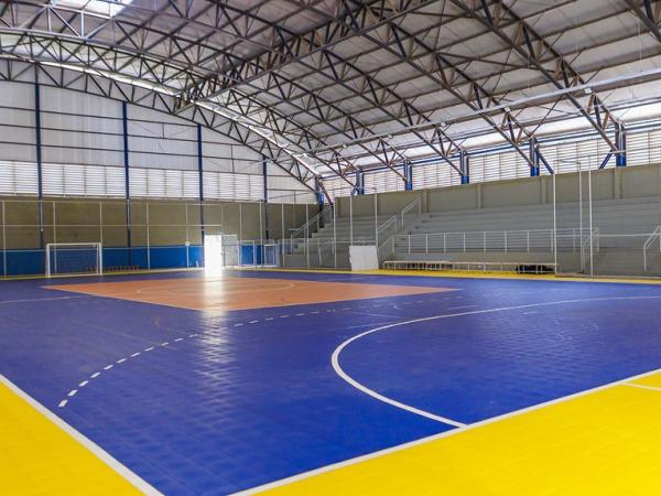 Nocaute no sedentarismo: Corrinha Delfino garante dois novos ginásios poliesportivos para Cajazeiras 