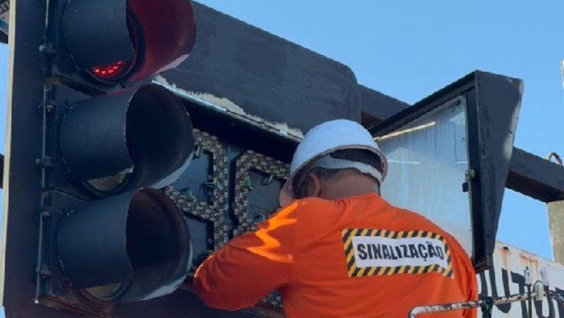 SCTrans instala faixas de LED em semáforos e moderniza o trânsito de Cajazeiras