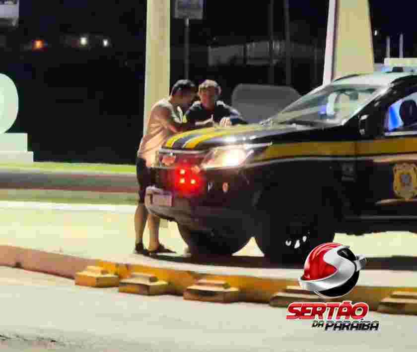 “Se fosse um cidadão comum?”: moradores questionam viatura em praça nova