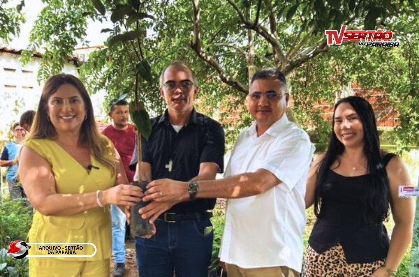 Cajazeiras inicia plantio de 3 mil mudas e prefeita Corrinha Delfino destaca: “Isso é vida”