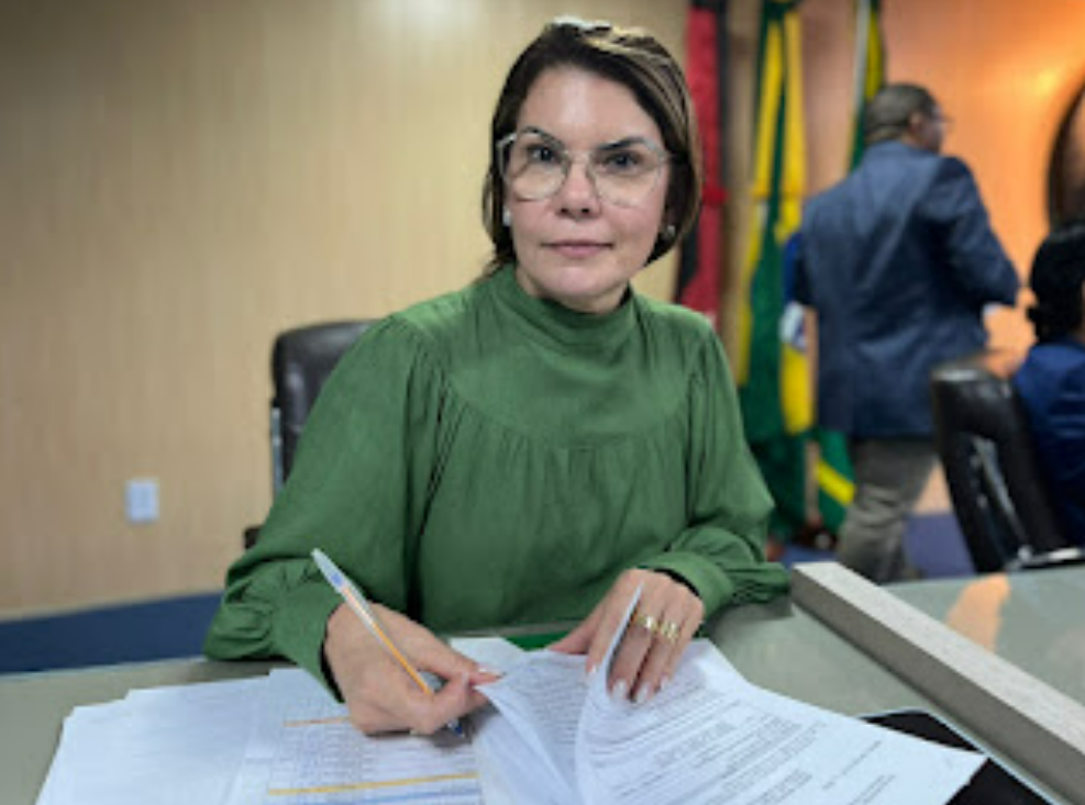 G5 bate martelo em Santa Helena e antecipa eleição de Fabiana Gomes para presidência da Câmara