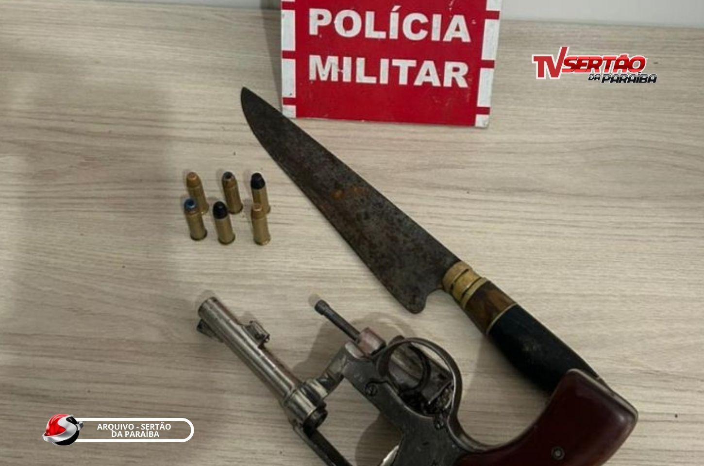 POLÍCIA MILITAR FRUSTRA ASSALTO VIOLENTO EM LOJA E APREENDE ARMAS E MOTO NO CENTRO DE CAJAZEIRAS 