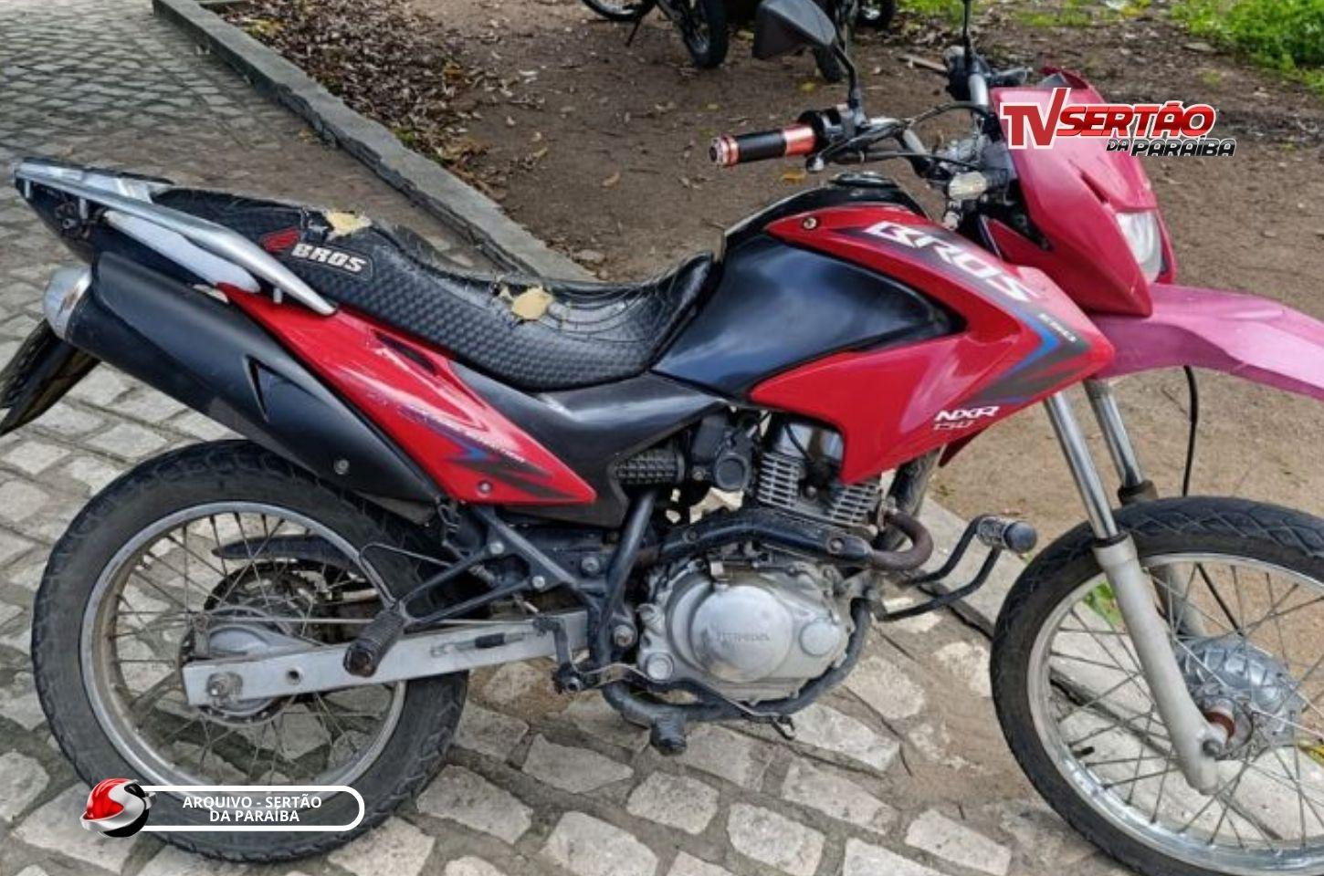 POLÍCIA MILITAR RECUPERA MOTO ROUBADA NO BAIRRO SÃO FRANCISCO EM CAJAZEIRAS