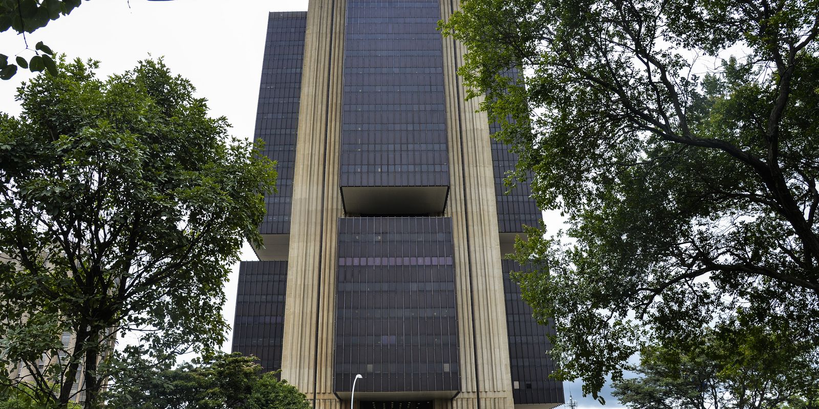 Banco Central reduz taxa Selic para 14,5% ao ano em meio a tensões globais