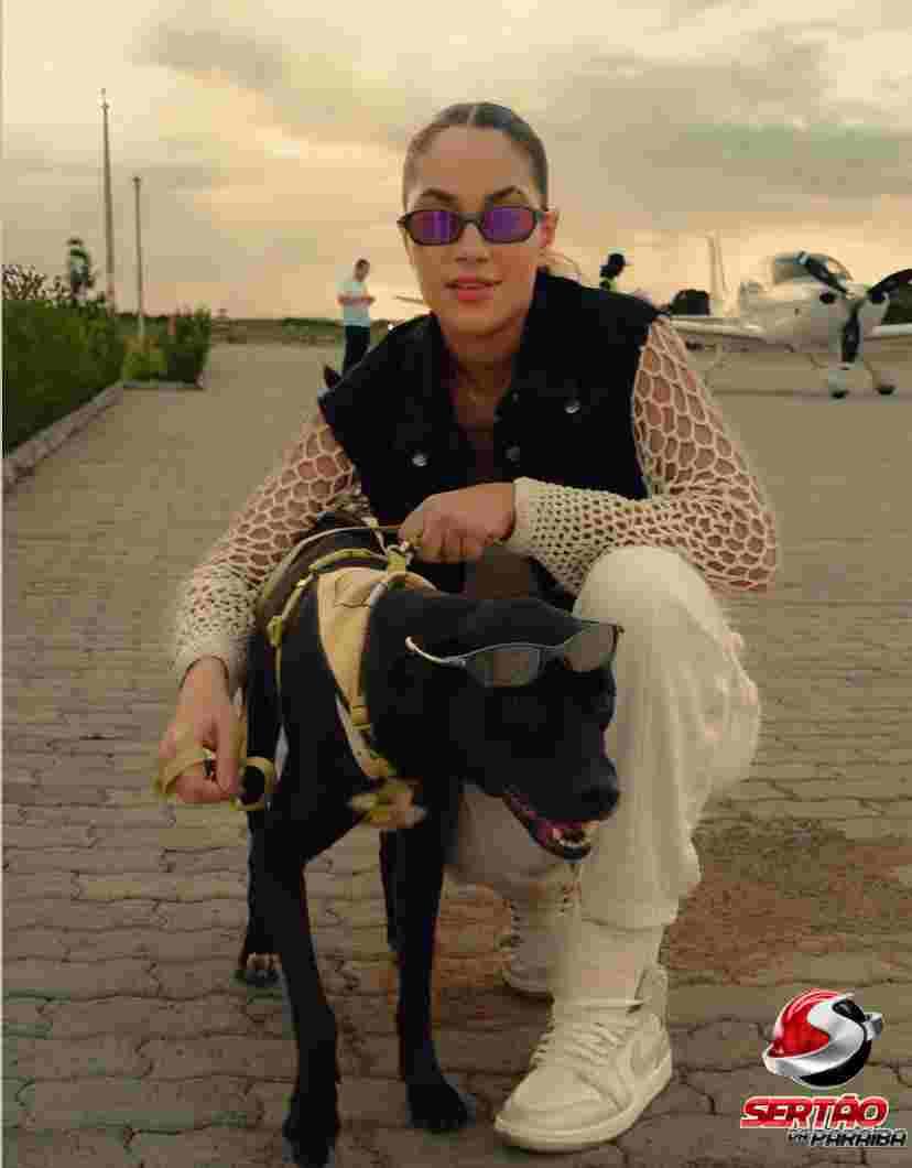 Cantora Michele Andrade adota cão durante show em Cajazeiras e gesto repercute nas redes