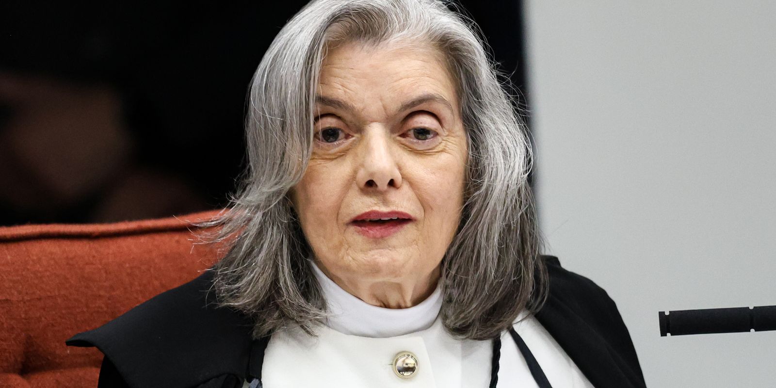 Cármen Lúcia alerta para grave crise de confiança no judiciário