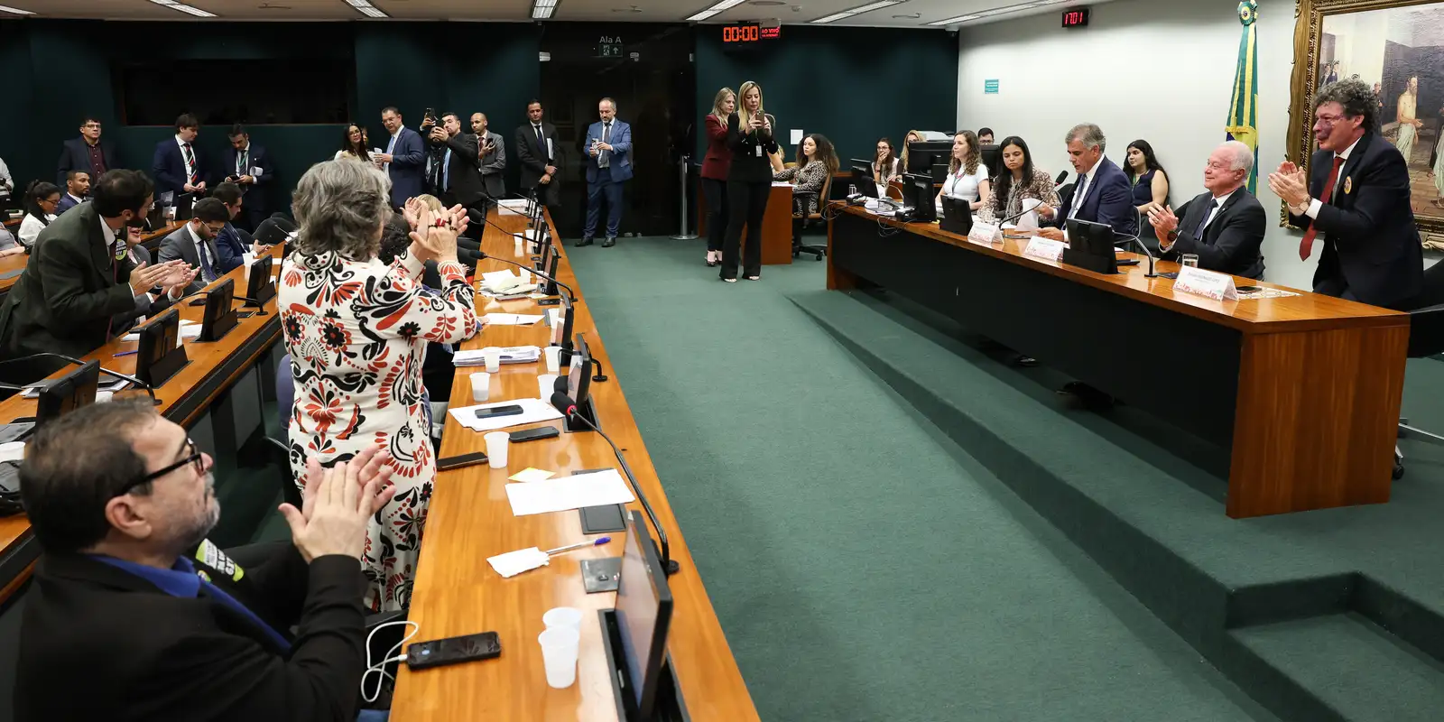 CCJ dá sinal verde para PECs que visam encerrar jornada 6x1