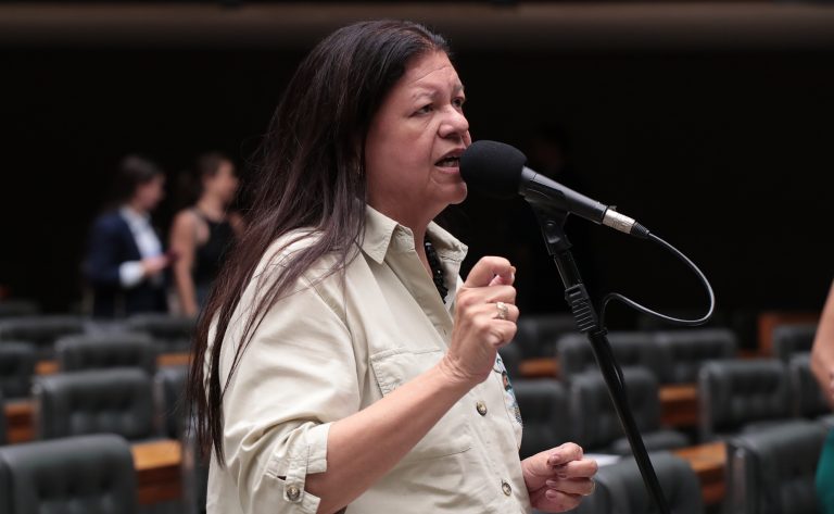 Piso salarial de R$ 5,5 mil para assistentes sociais é aprovado na Câmara e segue para o Senado