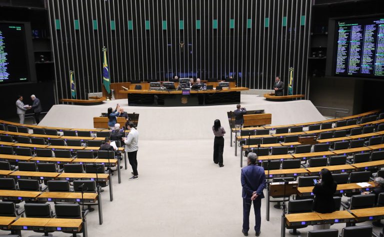 Deputados avaliam pedidos de urgência para projetos de lei; acompanhe a sessão