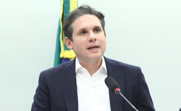 Hugo Motta sinaliza divergência no governo federal sobre a taxa das blusinhas e define cronograma para inteligência artificial