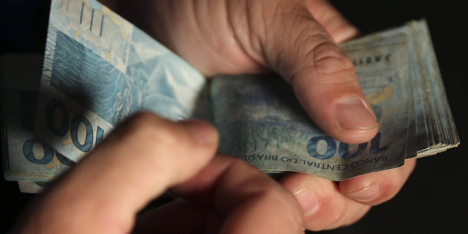 Rendimento médio do trabalhador atinge novo recorde de R$ 3.722 no Brasil