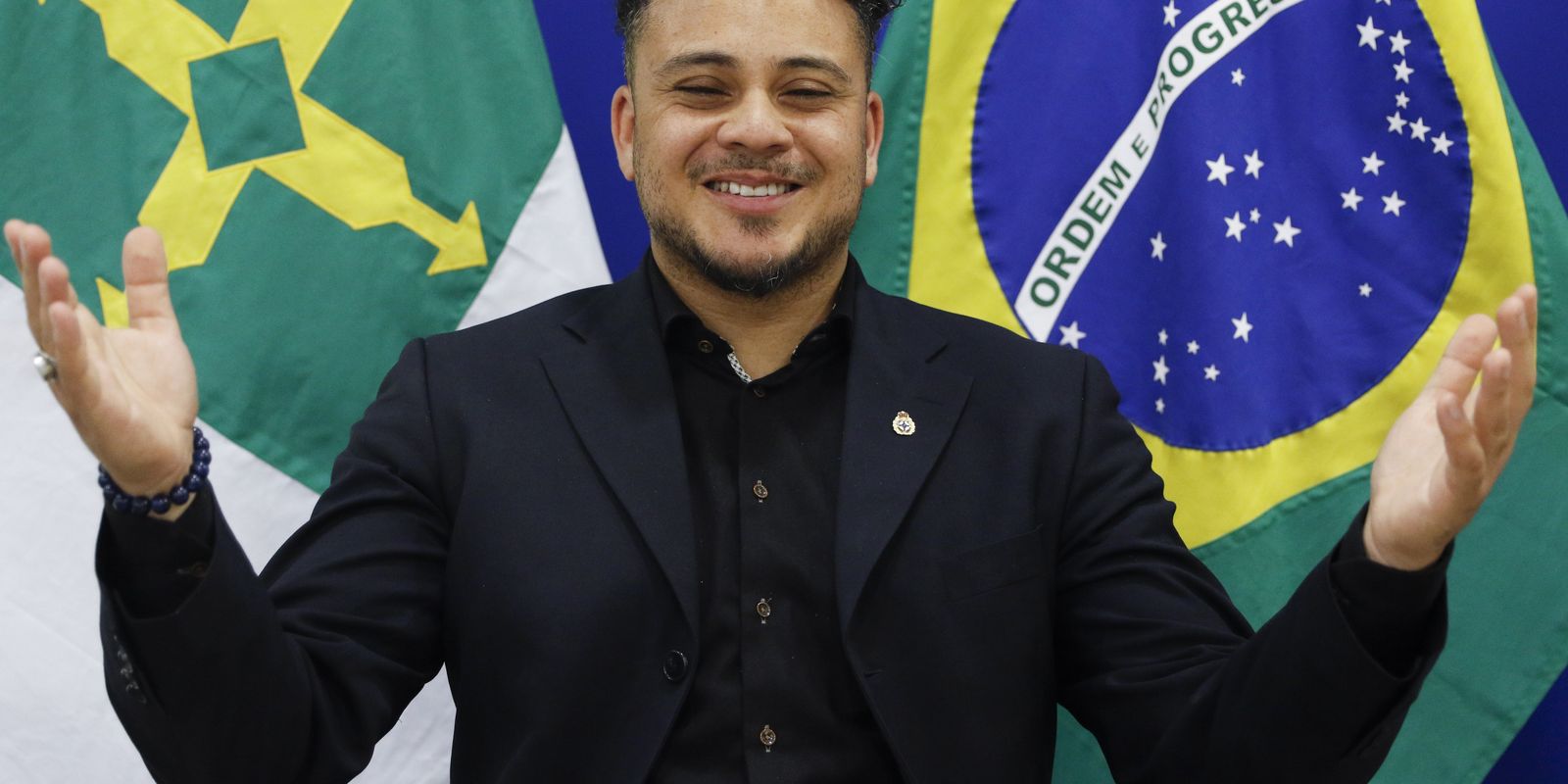 Cantor Osmin Carlson, adotado na Holanda, busca suas raízes e sonha em viver no Brasil