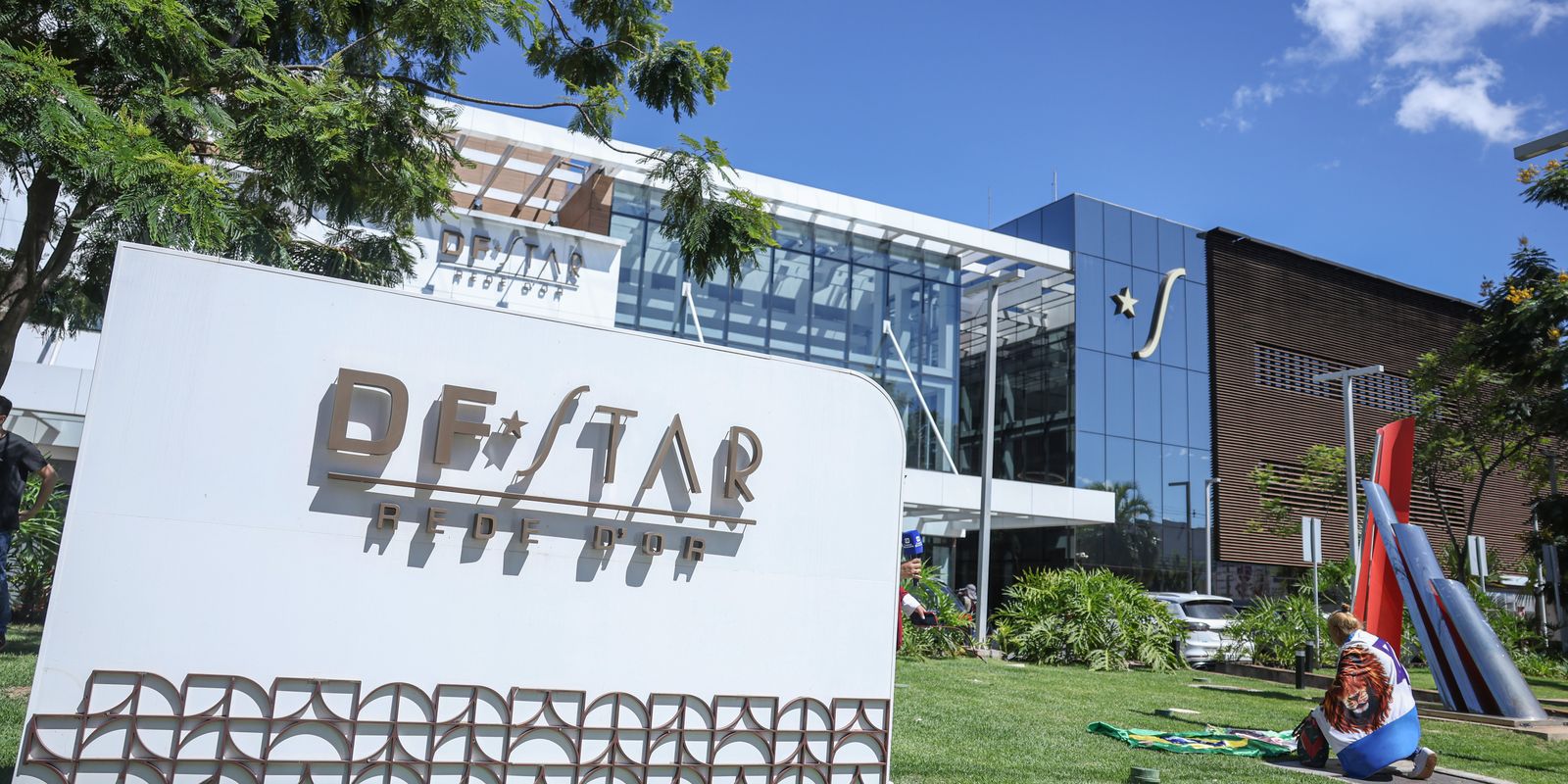 Jair Bolsonaro segue internado no Hospital DF Star após cirurgia no ombro