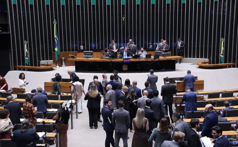 Câmara debate projeto que exige aval do Ministério da Agricultura para normas de espécies