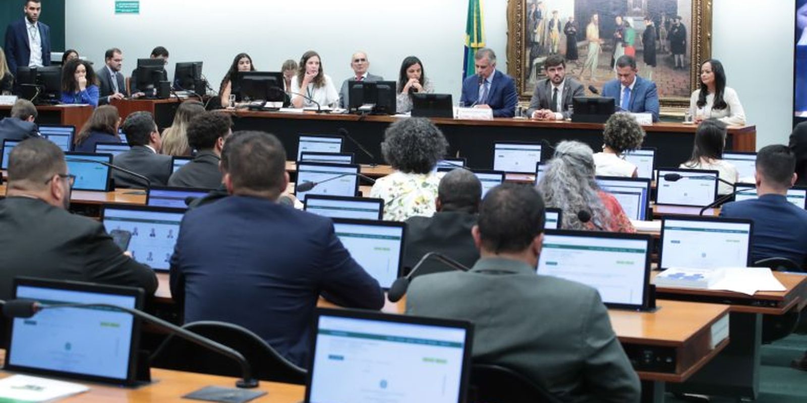 Câmara dos Deputados adia análise de PEC sobre maioridade penal na CCJ