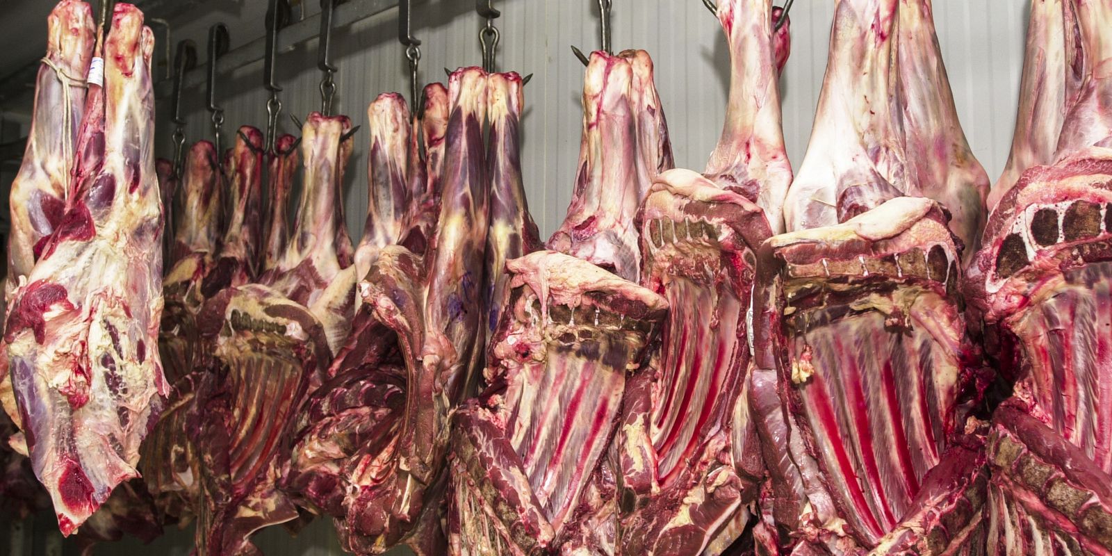 China suspende três frigoríficos brasileiros por irregularidades em exportação de carne