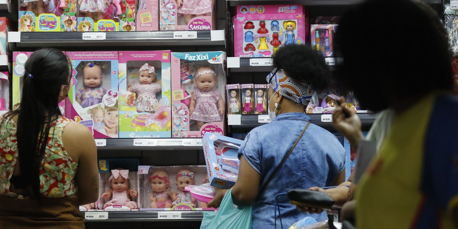 Comércio brasileiro cresce 0,5% em março, impulsionado por queda do dólar, revela IBGE