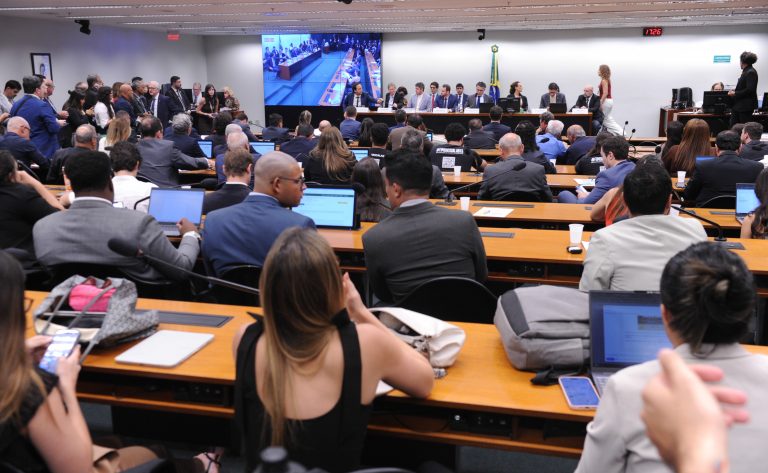 Comissão da Câmara discute parecer da PEC 221/19 que reduz a jornada de trabalho e altera a escala 6x1
