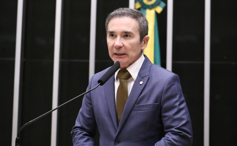 Câmara dos Deputados avança em projeto que veda contêineres e lonas na infraestrutura escolar