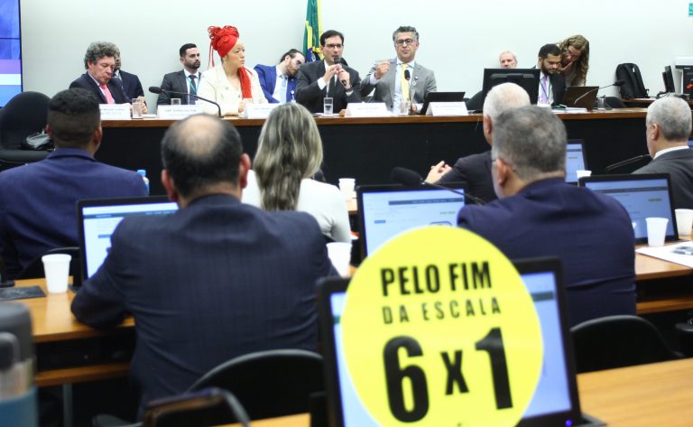 Comissão sobre escala 6x1 ouve sindicatos e movimentos sociais nesta terça-feira