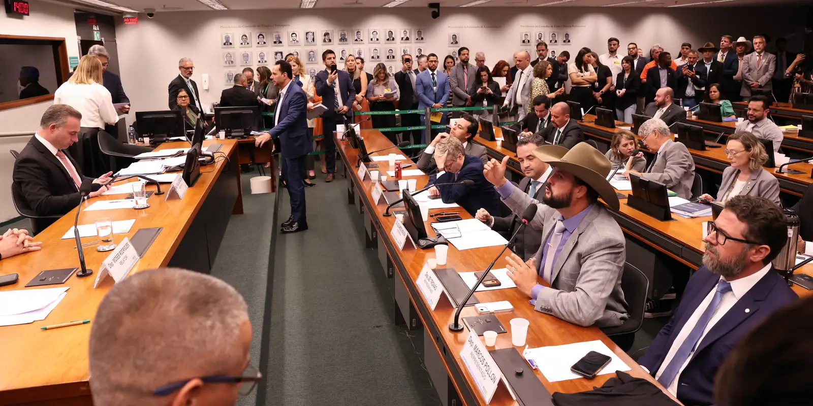 Conselho de Ética aprova suspensão de mandato para três deputados por motim na Câmara