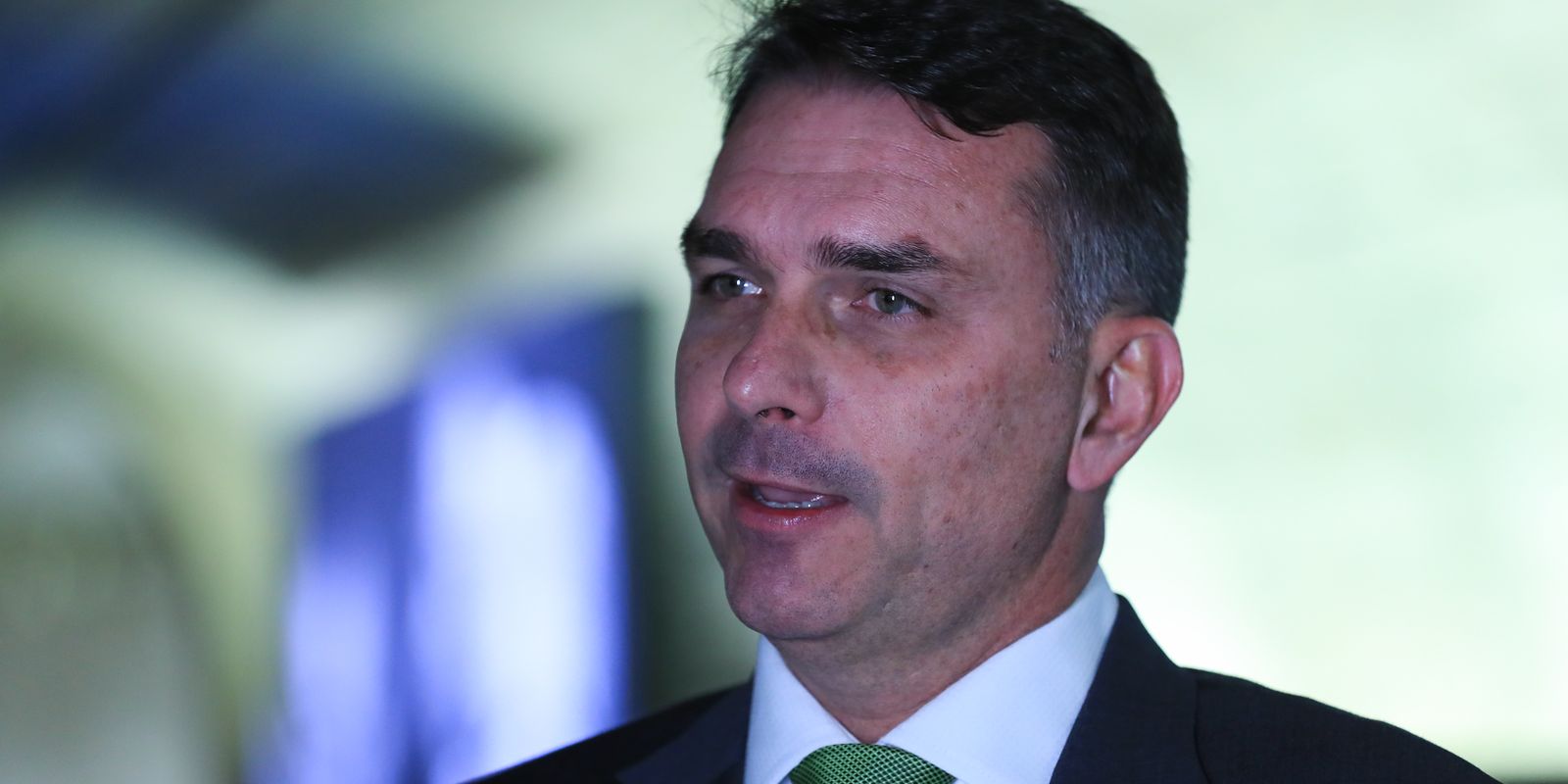 Deputados pedem investigação sobre ligação de Flávio Bolsonaro e Daniel Vorcaro