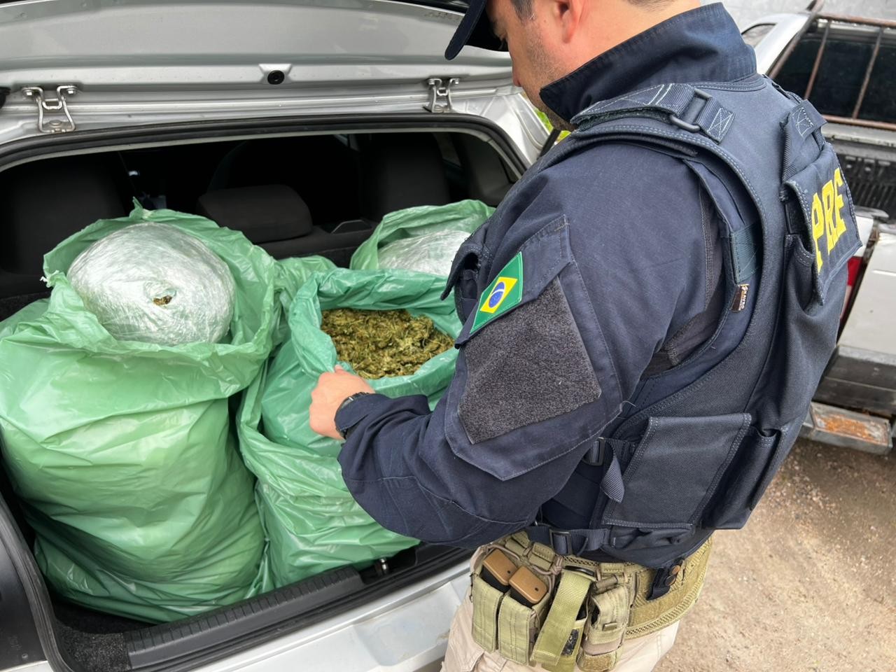 PRF prende casal com 25 kg de skunk suspeito de tráfico de drogas na Paraíba