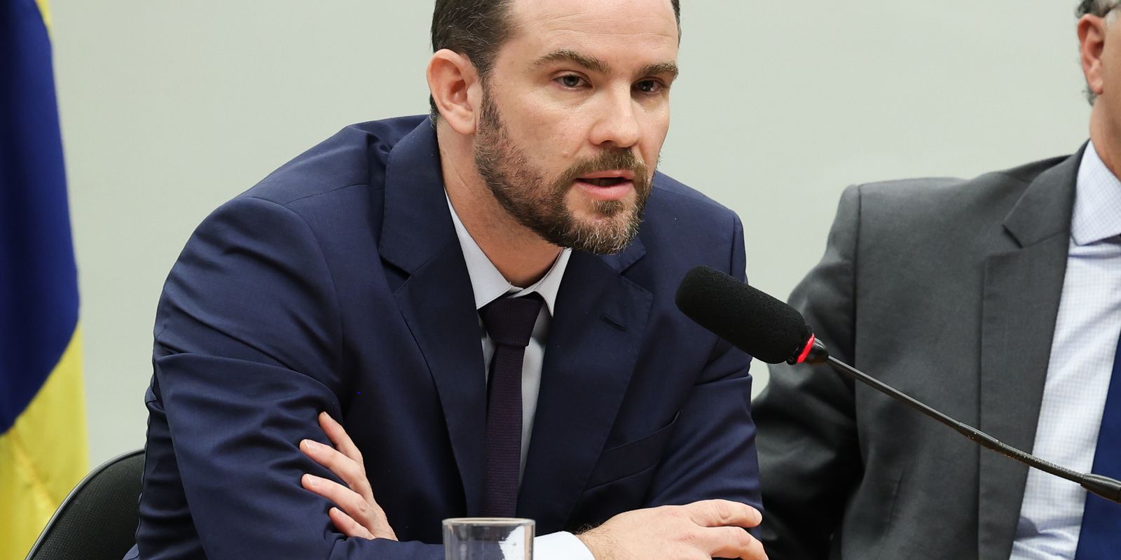 Dario Durigan viaja à França para agenda do G7, focando em inteligência artificial e minerais estratégicos