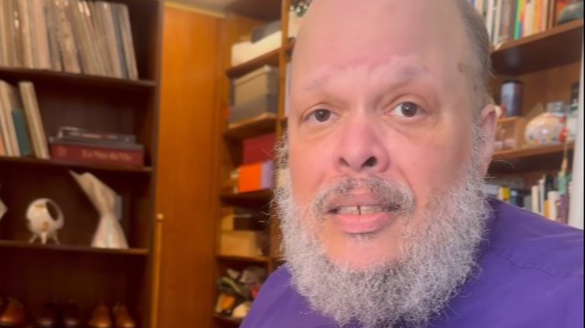 Ed Motta pede desculpas ao Nordeste e interpreta clássico de Cassiano em vídeo