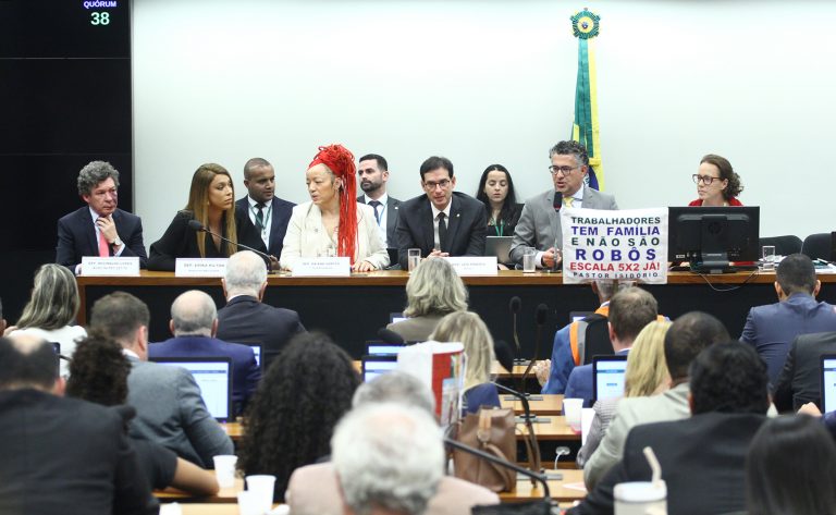 Fim da escala 6x1: relator propõe jornada de trabalho de 40 horas semanais com transição e votação na quarta