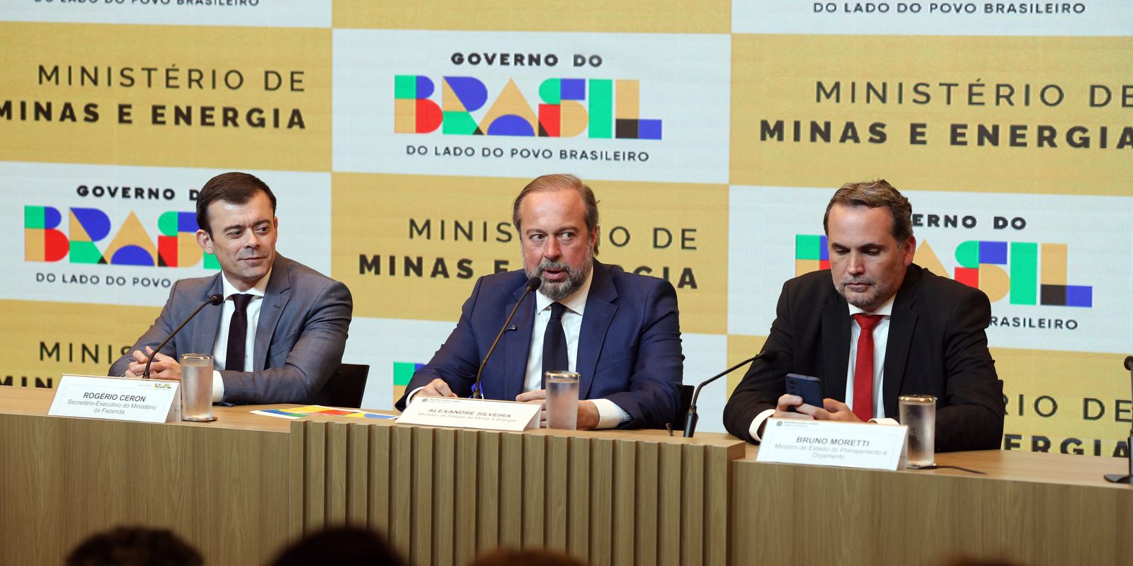 Governo anuncia subsídio para gasolina e diesel e busca conter alta de preços
