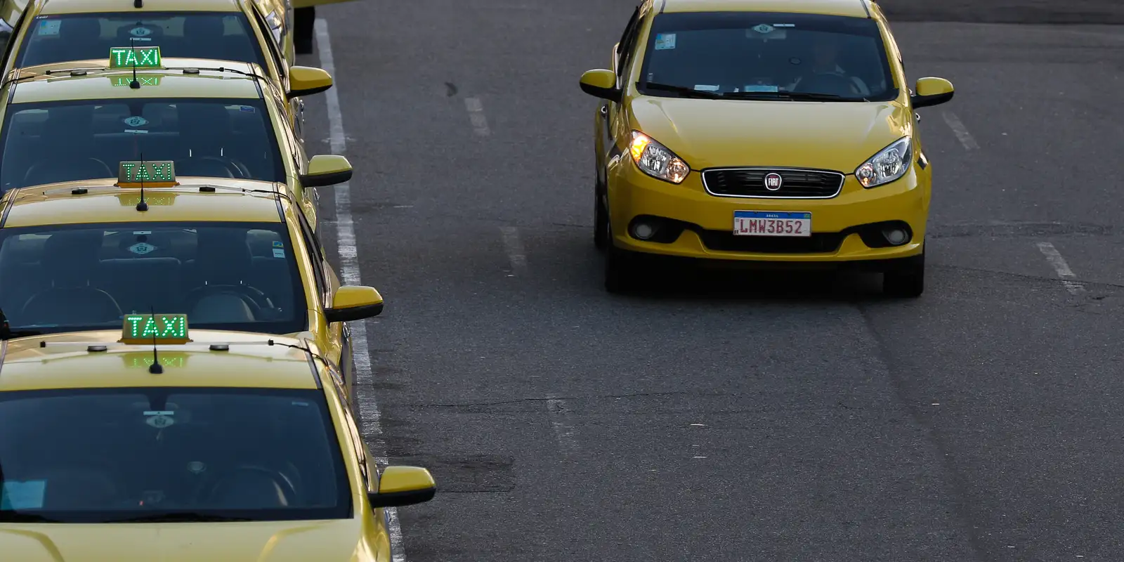 Governo edita medida provisória para destinar R$ 30 bilhões a motoristas de táxi e aplicativo