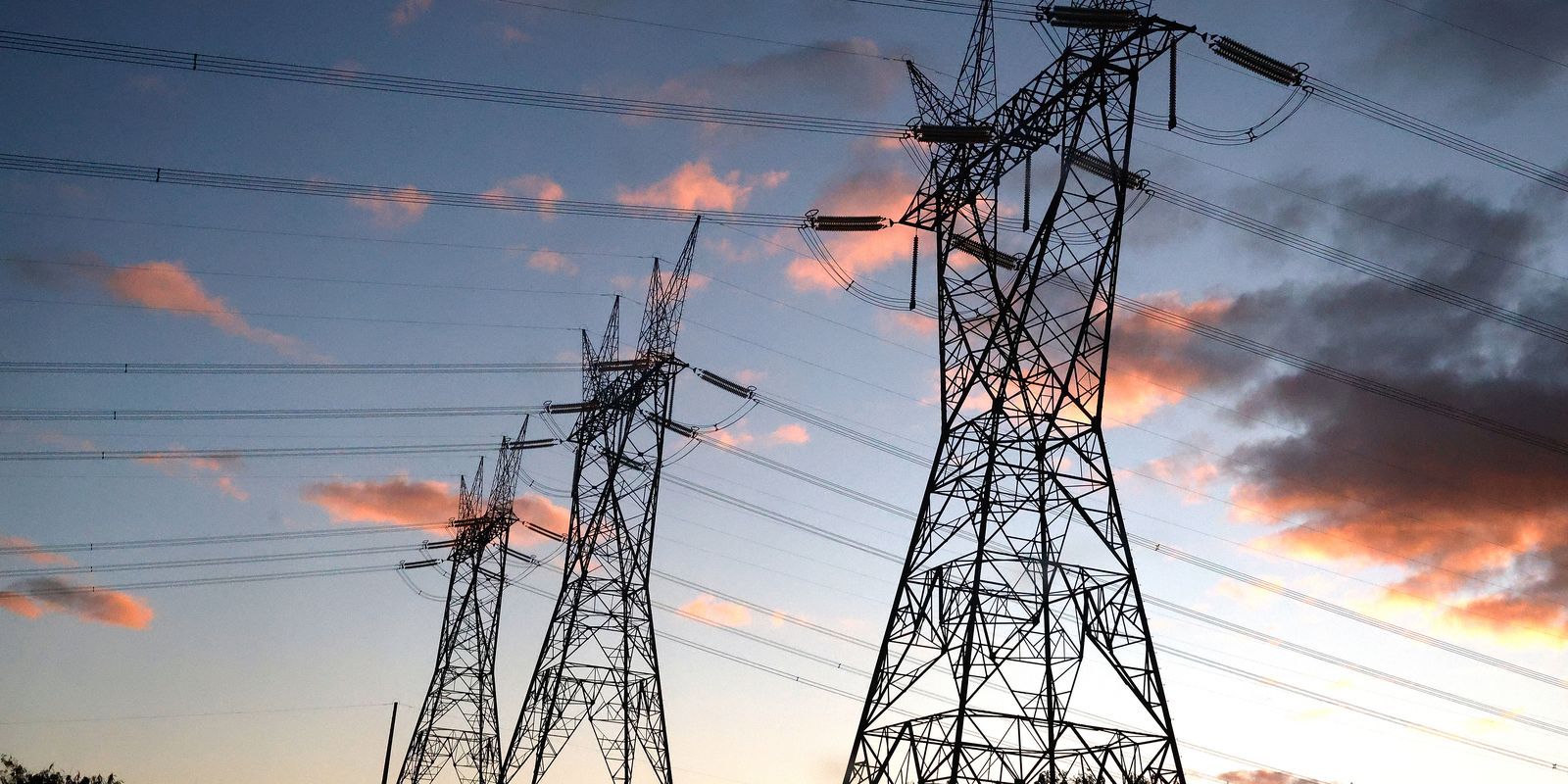 Governo federal renova contratos de energia com distribuidoras em 13 estados, projetando investimentos bilionários