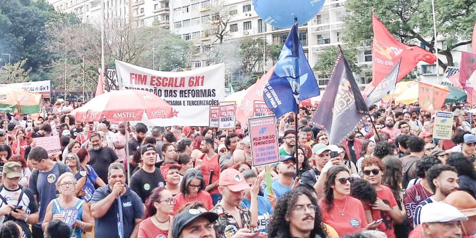 Centrais sindicais e movimentos sociais exigem o fim da escala 6x1 e combate ao feminicídio em São Paulo
