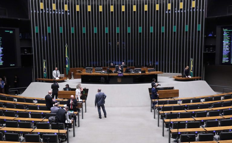 Minirreforma eleitoral facilita recuperação fiscal e altera regras de fusão de partidos