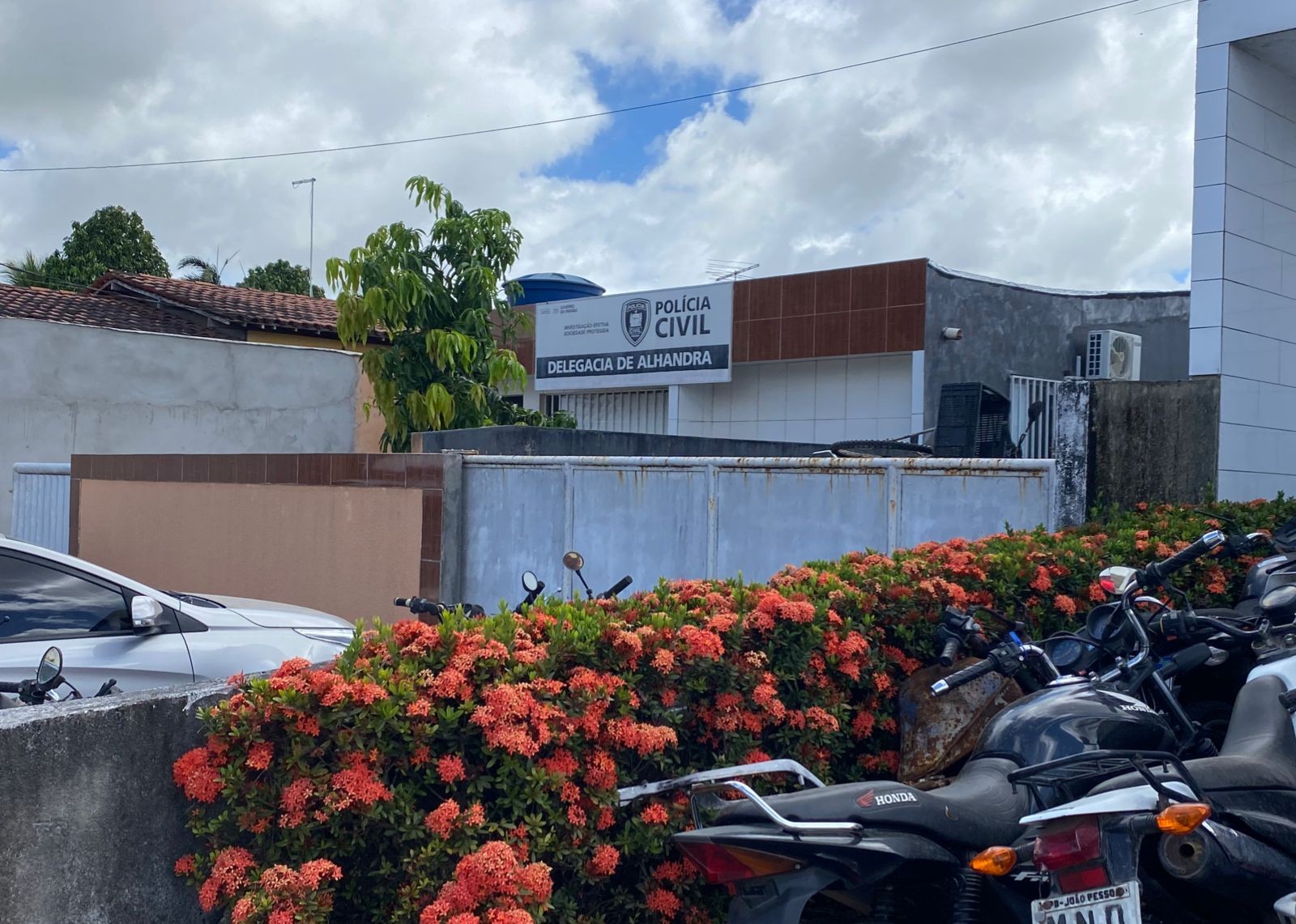 Operação policial em Caaporã resulta em cinco prisões e apreensão de armas