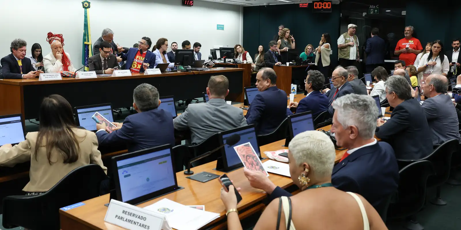 Oposição critica PEC que extingue escala 6x1 durante votação em comissão