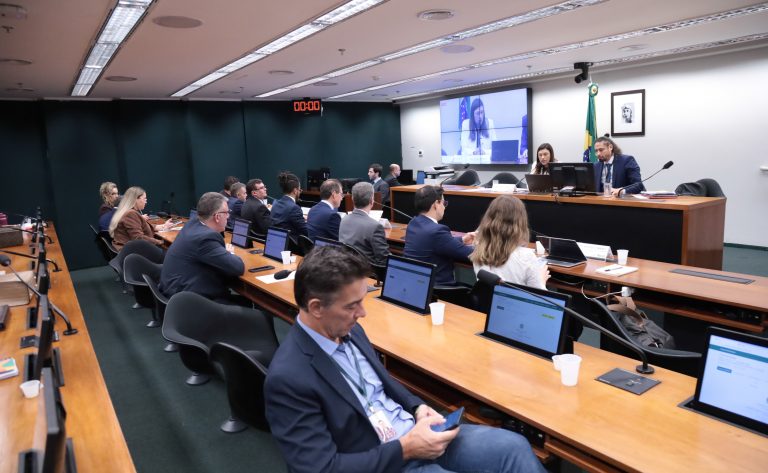 Debate na Câmara defende continuidade do Fust para levar internet às escolas públicas
