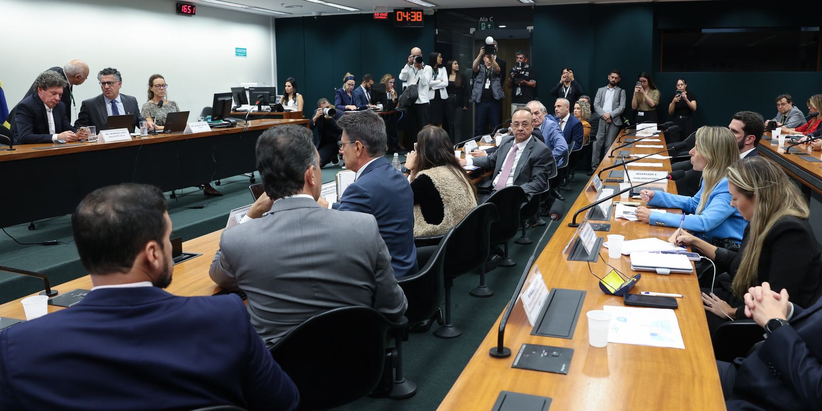 Pedido de vista adia votação da PEC do fim da escala 6x1
