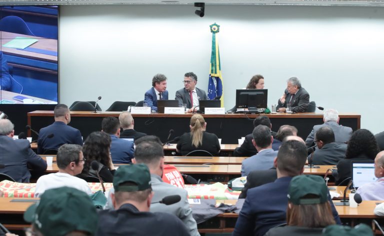 Centrais sindicais pedem fim da escala 6x1 sem transição na Câmara