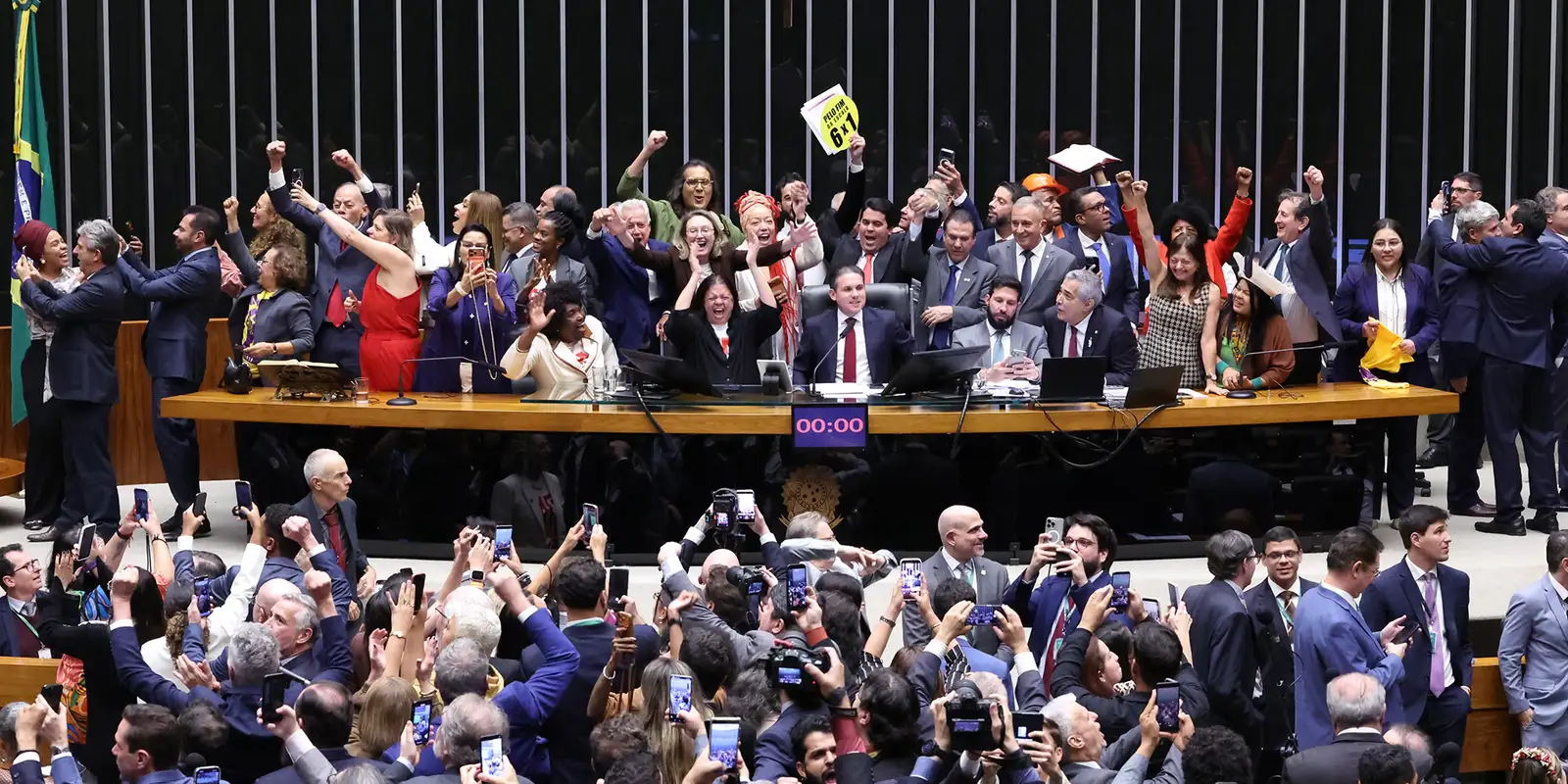 Câmara aprova PEC que extingue escala 6x1 e reduz jornada para 40 horas