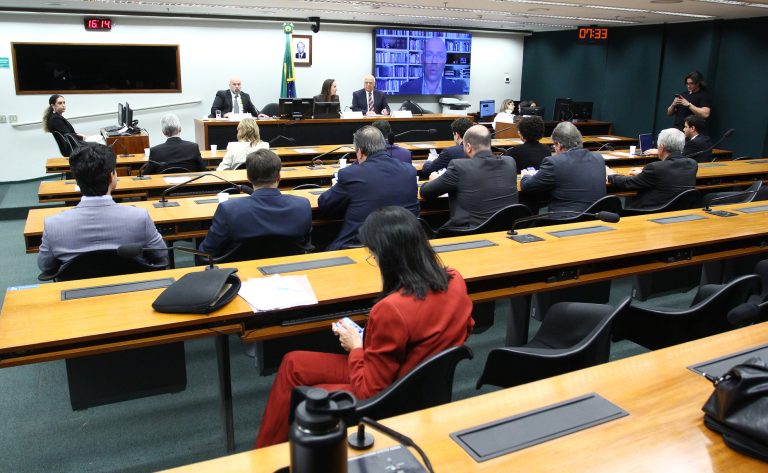Setor empresarial defende redução de encargos e critica fim da escala 6x1