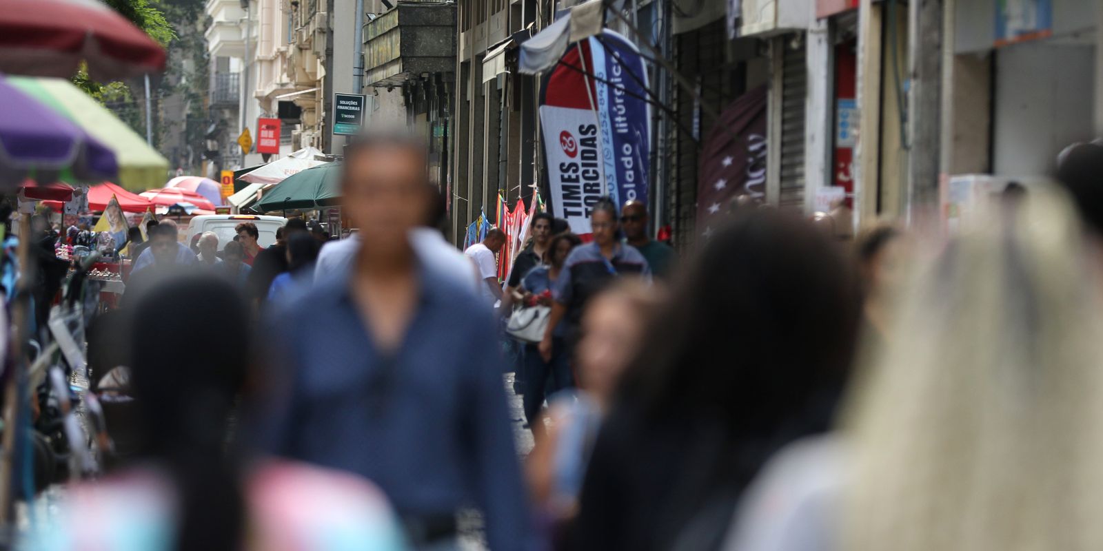 Taxa de desemprego para pretos é 55% superior à de brancos, aponta IBGE
