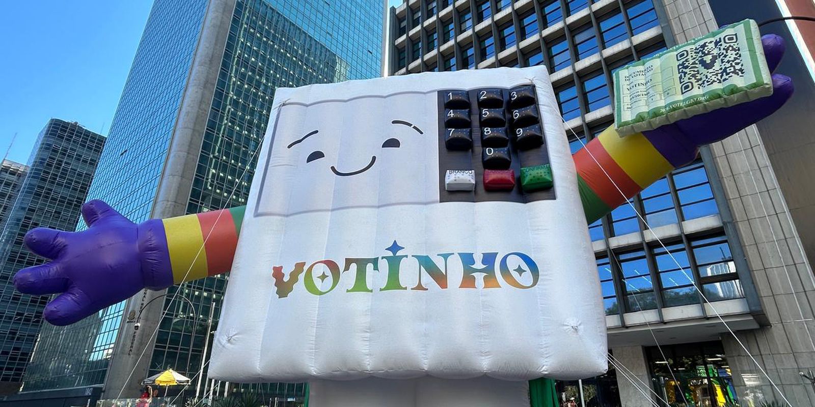 Parada do Orgulho LGBT+ de São Paulo destaca a importância do voto consciente