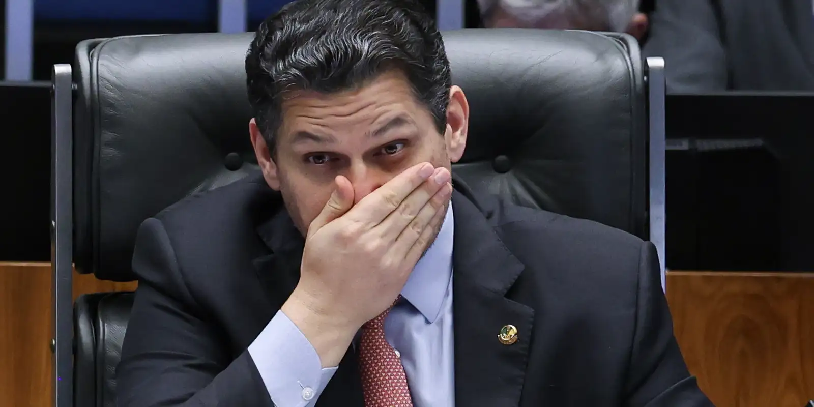 Davi Alcolumbre mantém silêncio sobre PEC 6x1, enquanto oposição busca preservar jornada