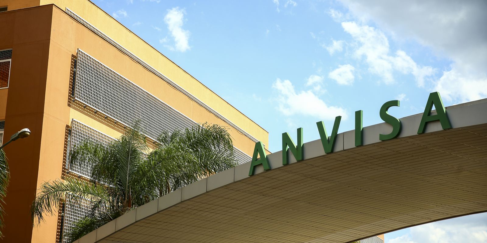 Anvisa determina suspensão de medicamentos para hipertensão e câncer