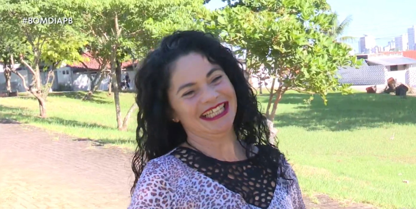 Valdenira Ribeiro, auxiliar de serviços gerais, viraliza com dança de forró em shopping de João Pessoa